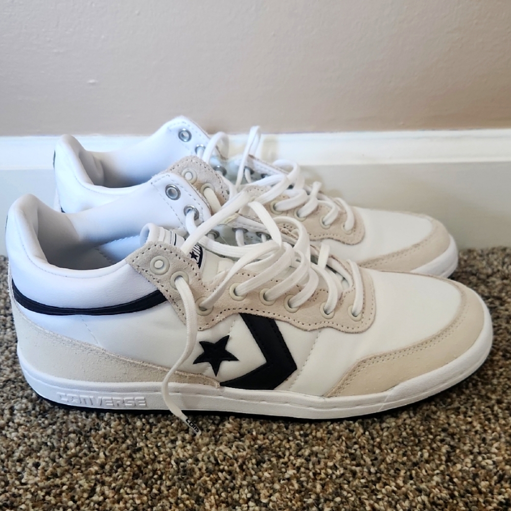 Women's Size 7 Converse Sneakers